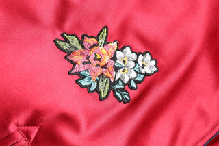 Chaqueta bomber para hombre roja con cremallera completa y parche floral  