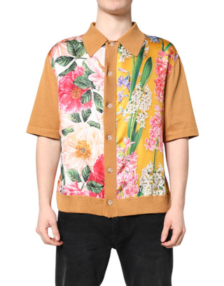 Camiseta marrón de manga corta con cuello y estampado floral  