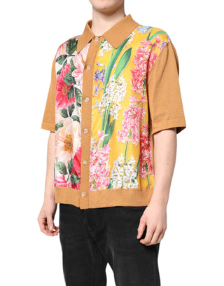 Camiseta marrón de manga corta con cuello y estampado floral  