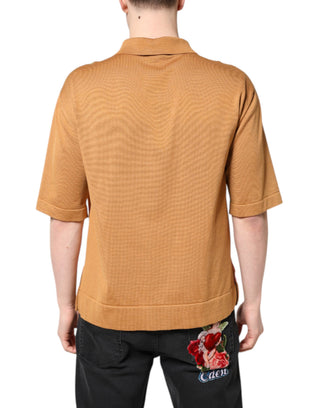 Camiseta marrón de manga corta con cuello y estampado floral  