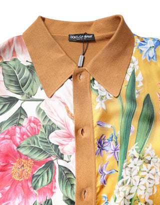 Camiseta marrón de manga corta con cuello y estampado floral  