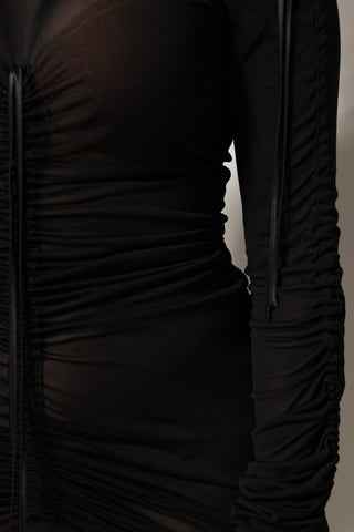 Vestido ajustado negro con ribete de malla y manga larga  