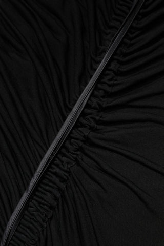 Vestido ajustado negro con ribete de malla y manga larga  