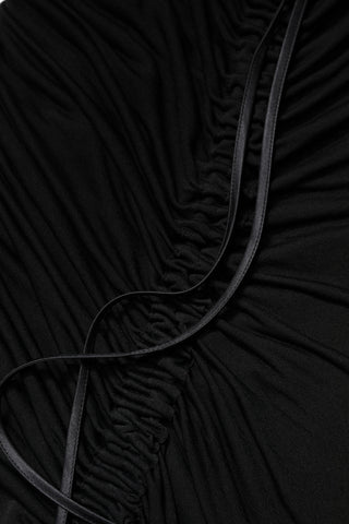 Vestido ajustado negro con ribete de malla y manga larga  