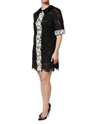 Vestido corto negro con encaje floral y adornos