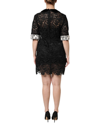 Vestido corto negro con encaje floral y adornos