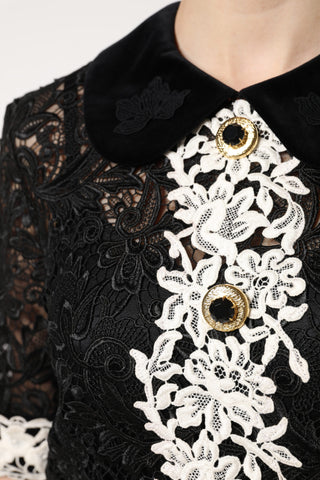 Vestido corto negro con encaje floral y adornos