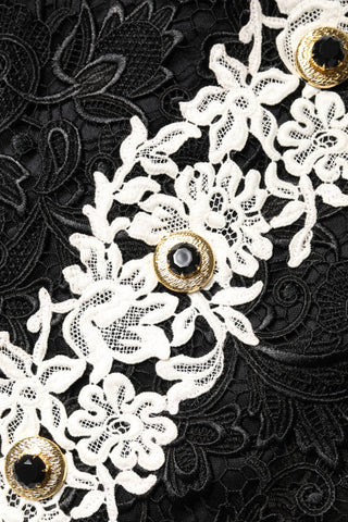 Vestido corto negro con encaje floral y adornos