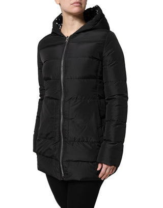 Chaqueta reversible negra acolchada con capucha y cremallera
