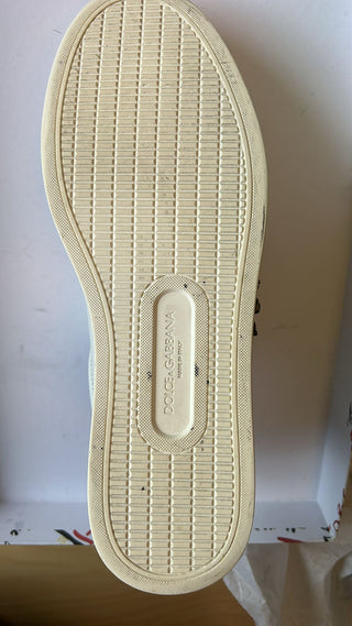 Zapatillas blancas de cuero con adorno de corazón