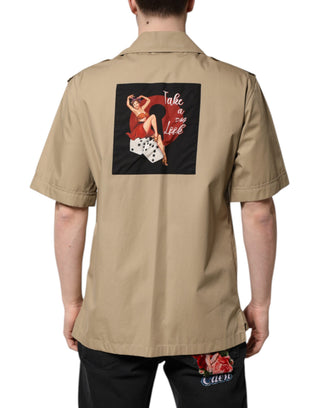 Camisa marrón de manga corta con estampado gráfico  