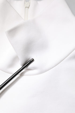 Camiseta de algodón blanca con cuello alto y aplique DG