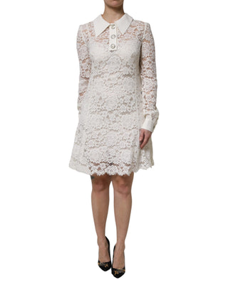 Vestido blanco de encaje floral con mangas largas y corte en A