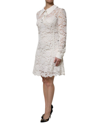 Vestido blanco de encaje floral con mangas largas y corte en A