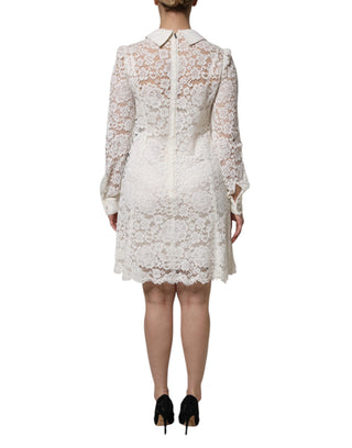 Vestido blanco de encaje floral con mangas largas y corte en A