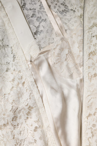 Vestido blanco de encaje floral con mangas largas y corte en A