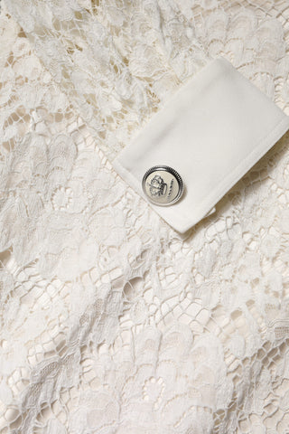 Vestido blanco de encaje floral con mangas largas y corte en A