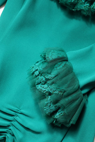 Vestido mini verde de encaje con hombros descubiertos y corte recto