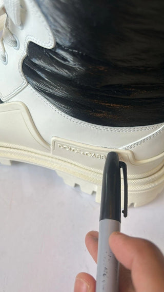 Botas blancas acolchadas hasta media pantorrilla con cordones
