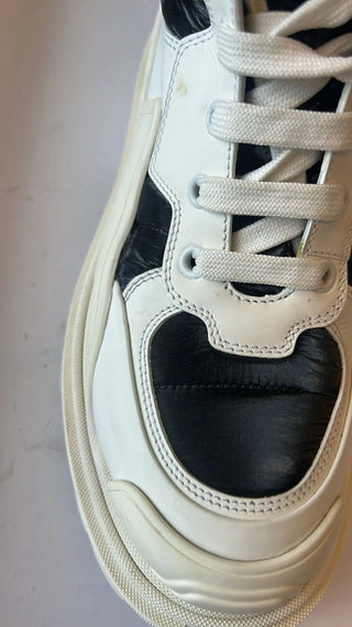 Botas blancas acolchadas hasta media pantorrilla con cordones