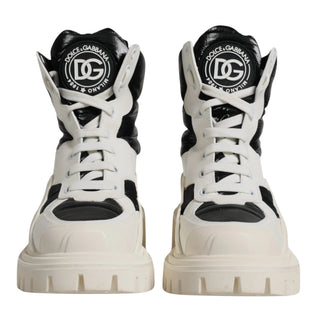 Botas blancas acolchadas hasta media pantorrilla con cordones
