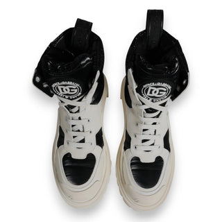 Botas blancas acolchadas hasta media pantorrilla con cordones