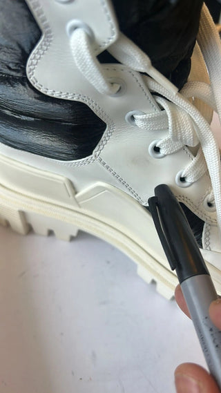 Botas blancas acolchadas hasta media pantorrilla con cordones