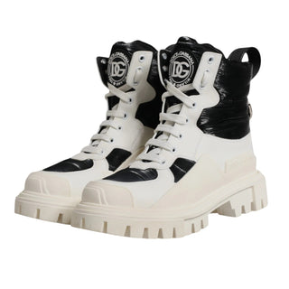 Botas blancas acolchadas hasta media pantorrilla con cordones