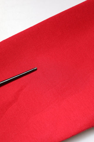 Suéter rojo de algodón con logo en relieve y cuello redondo