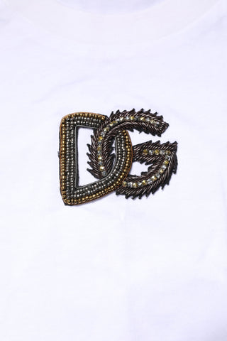 Camiseta blanca con bordado de logo y cuello redondo