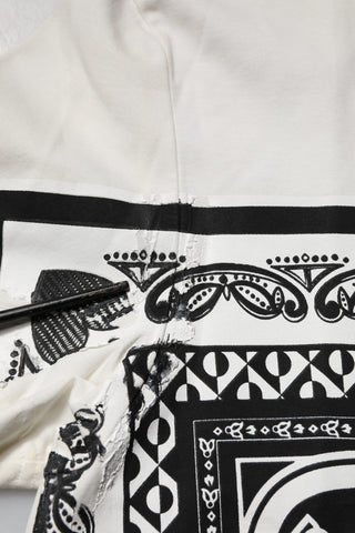 Camiseta blanca de algodón con estampado de bandana con logo  