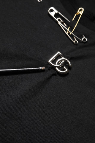 Camiseta negra con logo adornado y manga corta  