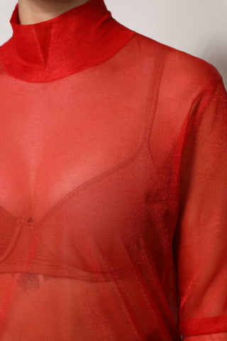 Blusa roja de tul con cuello alto y manga larga  
