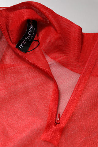 Blusa roja de tul con cuello alto y manga larga  