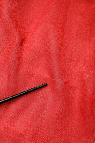 Blusa roja de tul con cuello alto y manga larga  