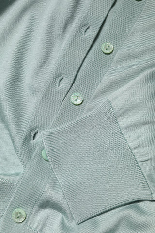 Cárdigan suéter verde claro de seda con botones  