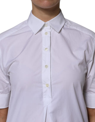 Polo blanco de algodón con mangas cortas y cuello