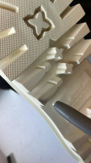 Weiße gepolsterte wadenhohe Schnürstiefel Schuhe