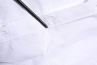 Camisa formal de vestir blanca de algodón con manga larga y detalles dorados  