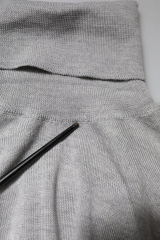 Suéter de cuello alto de manga larga gris