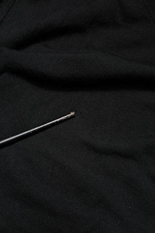 Suéter negro de manga larga con cuello redondo