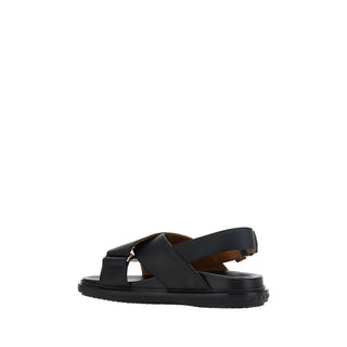 Flache Sandalen aus schwarzem Kalbsleder (Bos taurus)