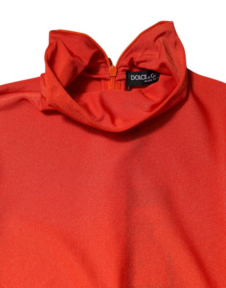 Rot-schwarzer Overall mit Rollkragen und hautengem Schnitt