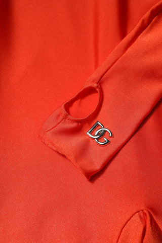 Rot-schwarzer Overall mit Rollkragen und hautengem Schnitt