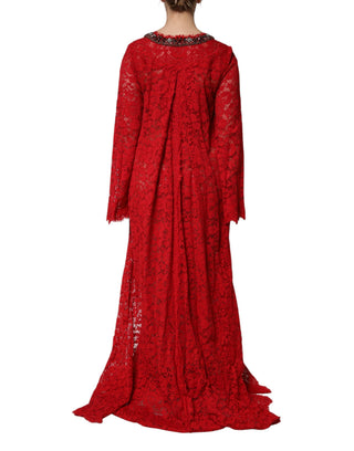 Vestido rojo con encaje floral y adornos de piedras brillantes