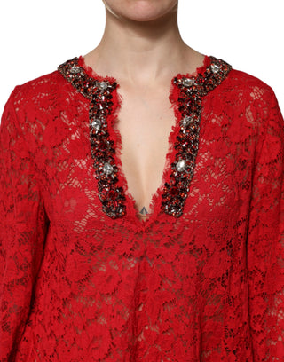 Vestido rojo con encaje floral y adornos de piedras brillantes