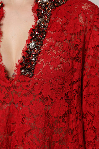 Vestido rojo con encaje floral y adornos de piedras brillantes