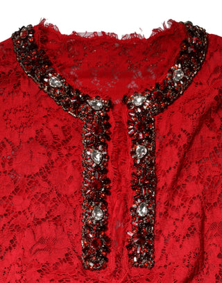 Vestido rojo con encaje floral y adornos de piedras brillantes
