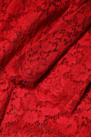 Vestido rojo con encaje floral y adornos de piedras brillantes