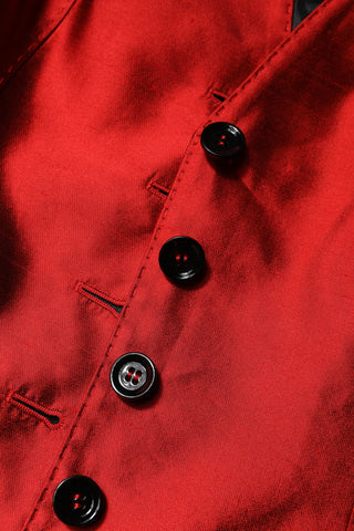 Top chaleco sin mangas con botones rojo y negro